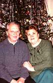 Дедушка и мама под новогодней елкой, 31.12.2001