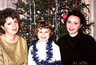 Вика, Лиза и я под новогодней елкой